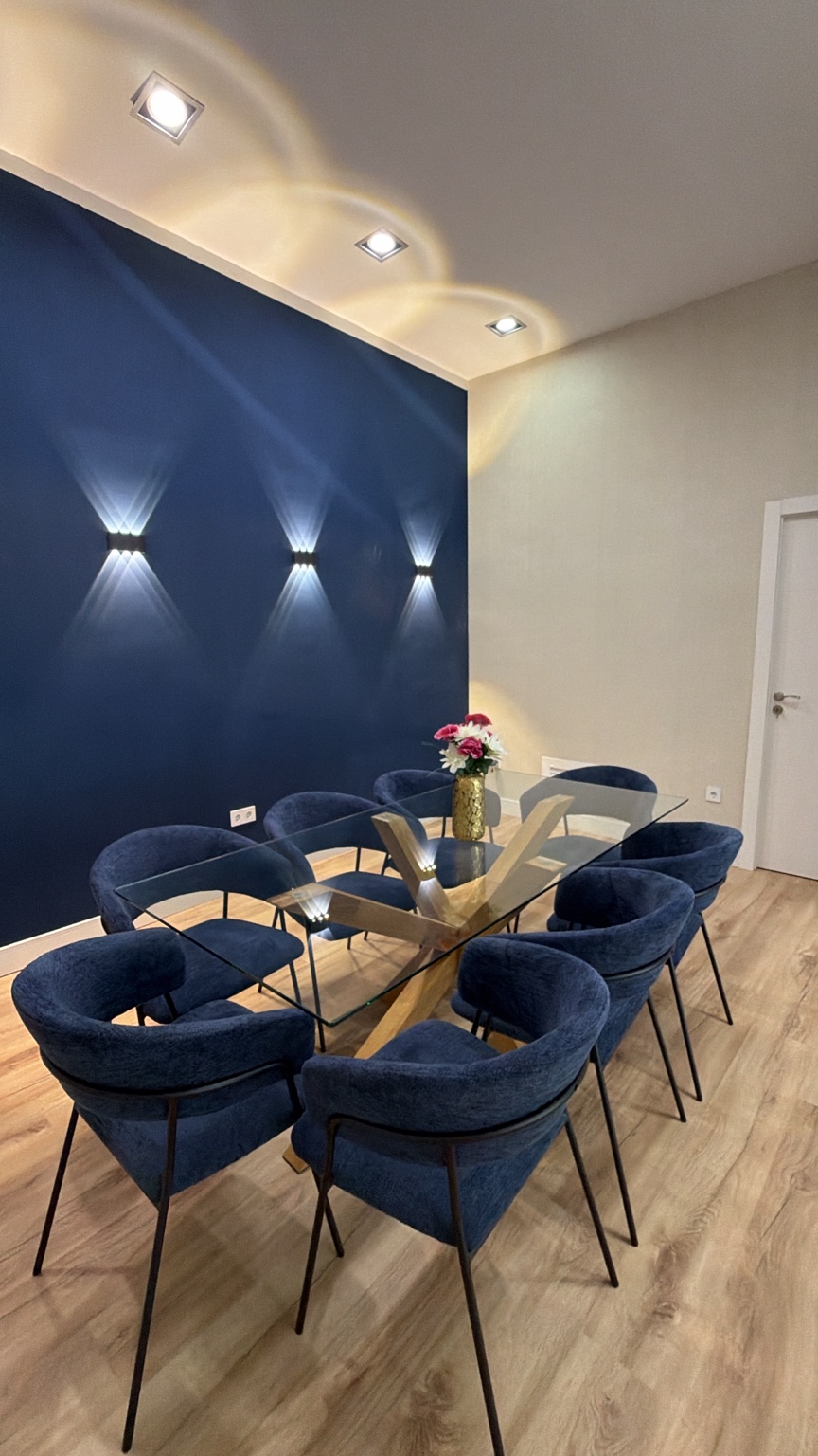 Sala de reuniones con sillas azules