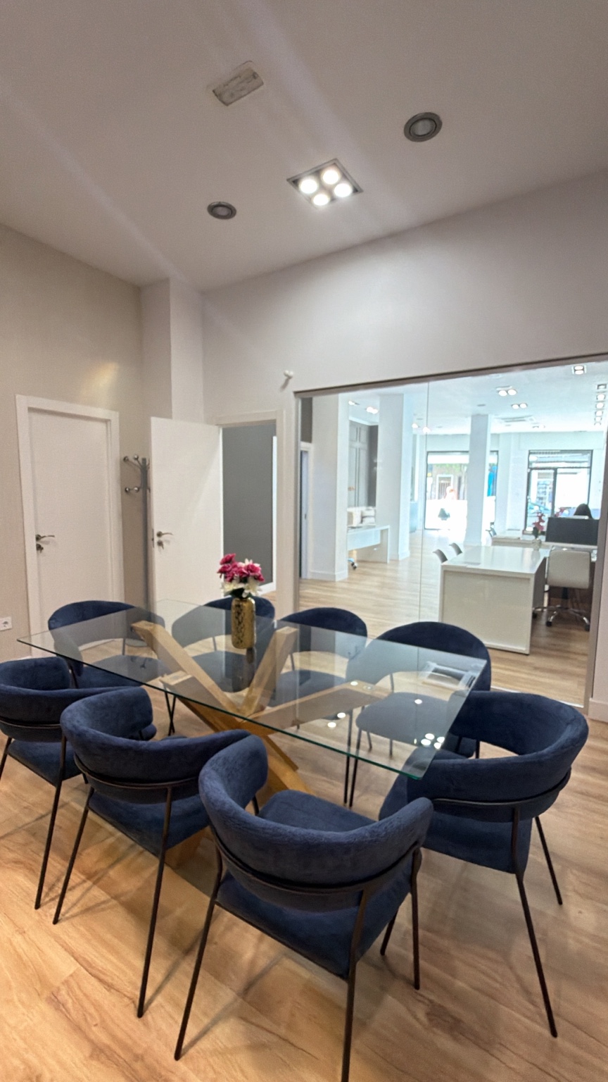 Sala de reuniones y acceso a los despachos