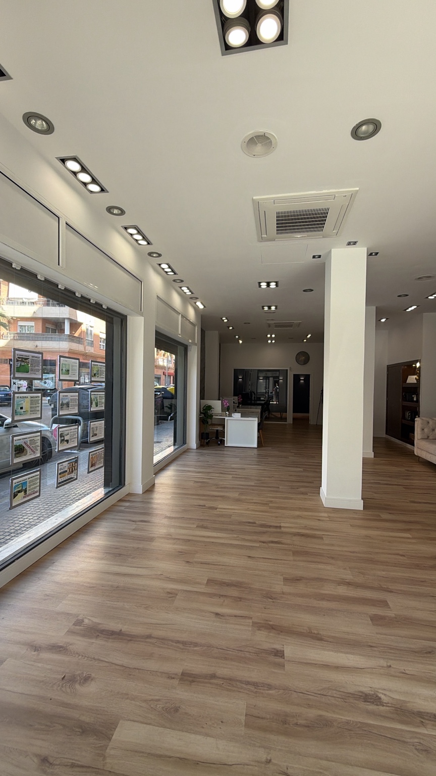 Interior y escaparate de inmuebles